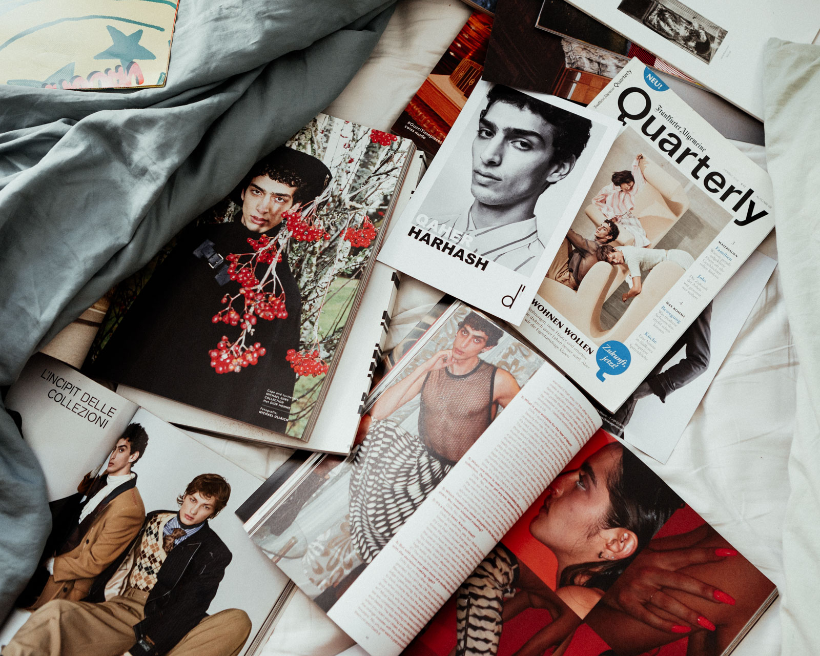 In seinem Zimmer in Berlin-Köpenick stapelte er Modemagazine, in denen er selbst als Model zu sehen war. Marken wie Jean Paul Gaultier, Prada und YSL Beauty buchen ihn seit über sechs Jahren. Sein Gesicht ziert regelmäßig die Seiten internationaler Modemagazine. 30.07.2024, Berlin, Deutschland, © 2024, Lisa-Maria Gruber