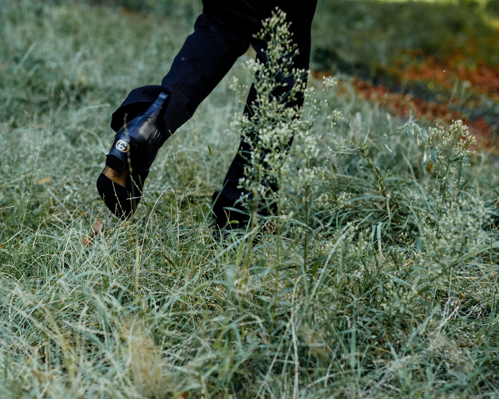 Die Gucci-Stiefel, die er nach einem Job in einem Designer-Outlet in Mailand erwarb, sind ein besonderes Highlight seiner Garderobe. 30.07.2024, Berlin, Deutschland, © 2024, Lisa-Maria Gruber