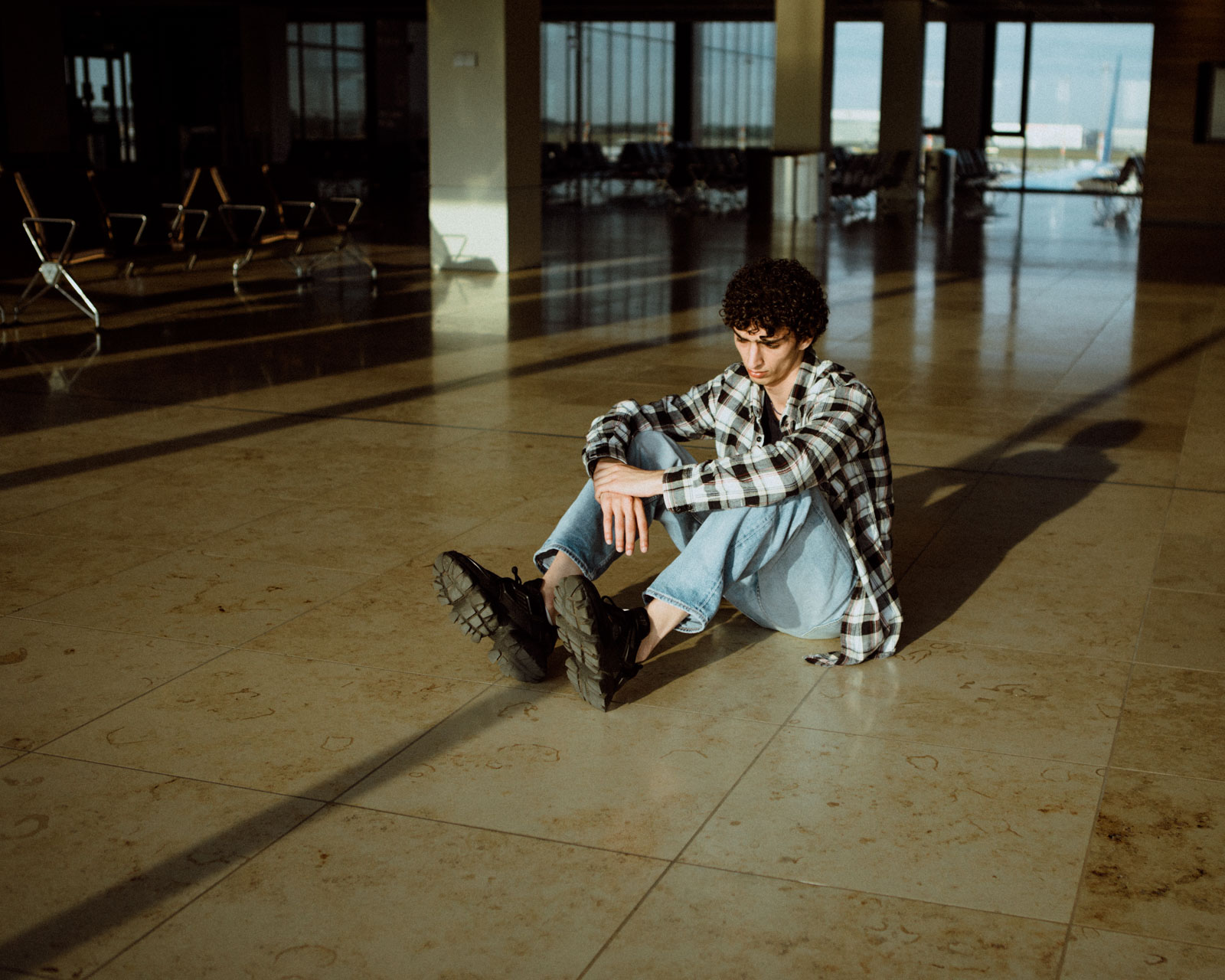 Qaher kehrt zum ersten Mal seit fünf Jahren in sein Heimatland zurück. Die Reise sei schwer, sagt er am Flughafen. 31.07.2024, Berlin, Deutschland, © 2024, Lisa-Maria Gruber