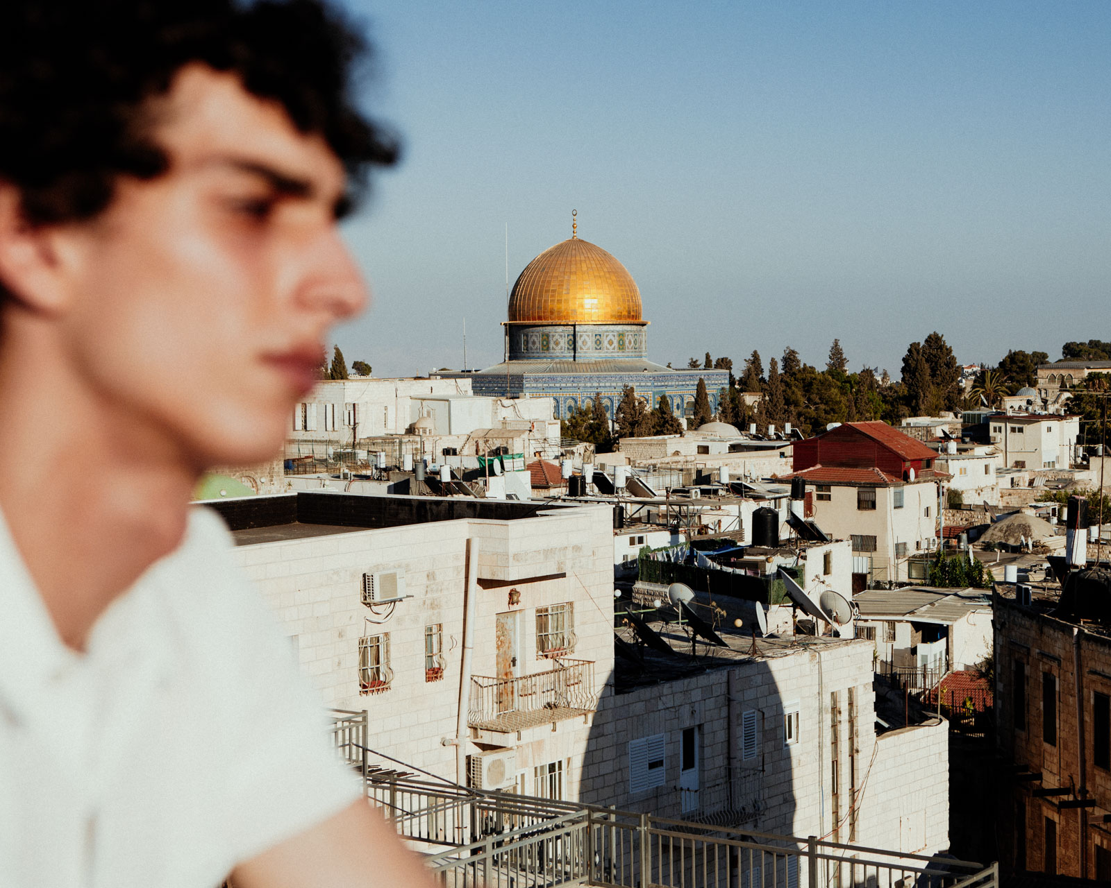 Nach fünf Jahren in Berlin: Qaher Harhash betrachtet den Sonnenuntergang über Jerusalem. 01.08.2024, Ostjerusalem, Palästina, © 2024, Lisa-Maria Gruber