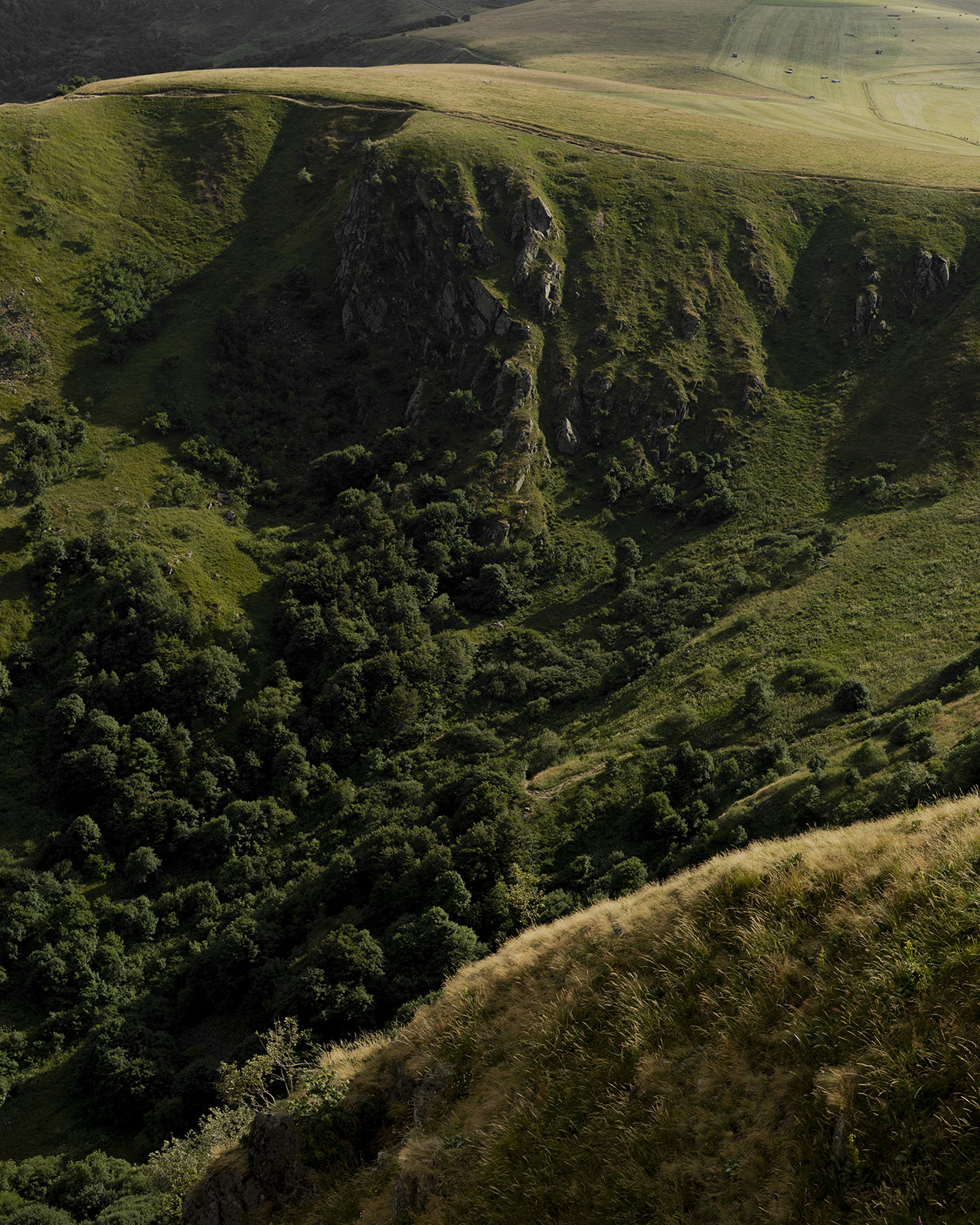 Blick über eine Felsenlandschaft in den Vogesen, Frankreich. An diesem Ort war ich mit meinem Vater früher öfter, als wir Motorradausflüge gemacht haben. Mein Vater sagte immer es sei der schönste Ort für ihn. 12.07.25, Le Hohneck, Vogesen, Frankreich, © 2025 Moritz Schorpp