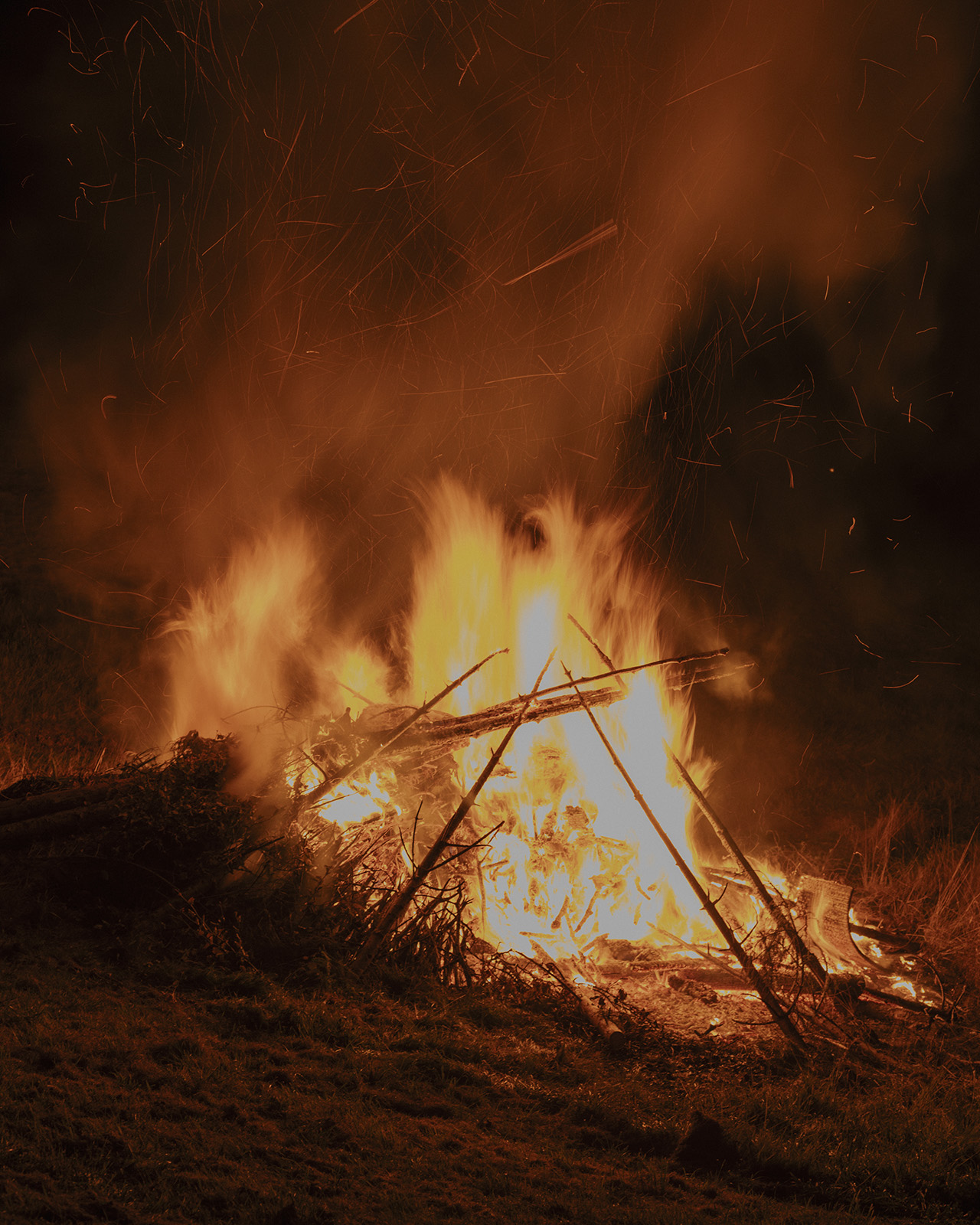 Aufnahme eines Kilwi-Feuer. Ein traditioneller Brauch im Schwarzwald, bei dem ich als Kind mit meinem Vater war. 18.10.25, Furtwangen im Schwarzwald, Deutschland, © 2025 Moritz Schorpp