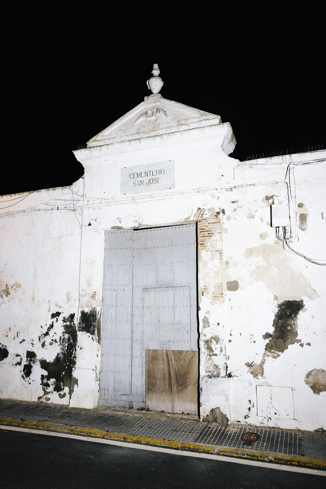 Friedhof San José. Auf diesem und vielen anderen Friedhöfen im Land sind nur wenige Babybestattungen registriert. Krankenhäuser erklärten, die Babys seien dorthin gebracht worden, doch oft fehlen Einträge als Beleg. Nach der Schliessung des Friedhofs 1994 wurden zahlreiche Gräber exhumiert, viele waren leer. Wo Überreste gefunden wurden, warten Familien bis heute auf DNA-Ergebnisse, um Gewissheit über ihre verschwundenen Angehörigen zu erhalten.19.05.2025, Cádiz, Andalusien, Spanien © 2025 Nerea Lakuntza