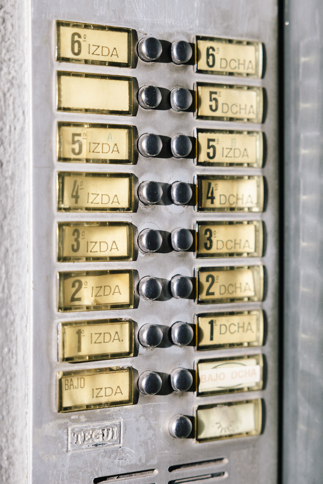 Ehemalige RAF-Residenz. Ende der 1970er Jahre kamen schwangere Mädchen in diese Pension, oft zugleich. Sie stammten meist aus ländlichen Gegenden, hatten wenig Bildung, kein Geld und waren von ihren Familien verstossen. Sie vertrauten Ärzten und Nonnen blind. Mehrfach wurde Sor María im Gebäude gesehen. Sie soll den Aufenthalt organisiert haben und koordinierte als Sozialarbeiterin die Arbeit der Nonnen in Santa Cristina und San Román. 03.05.2025, Madrid, Spanien © 2025 Nerea Lakuntza