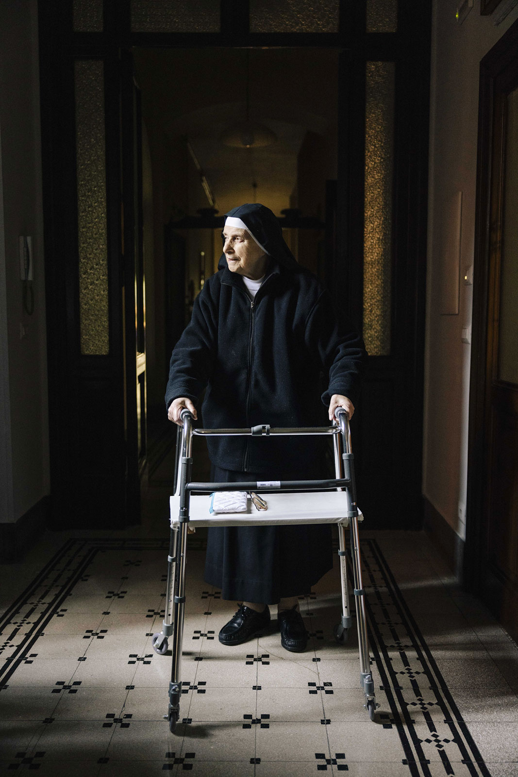 Porträt der Nonne Sor Engracia Lacunza (Rufina Lacunza). Dieses Kloster ist etwas Besonderes, da hier die Generaloberin lebt und von hier aus alle Klöster der Kongregation weltweit geleitet werden. Das Foto wurde im Kloster der Siervas de María aufgenommen. 26.05.2023, Rom, Italien © 2023 Nerea Lakuntza