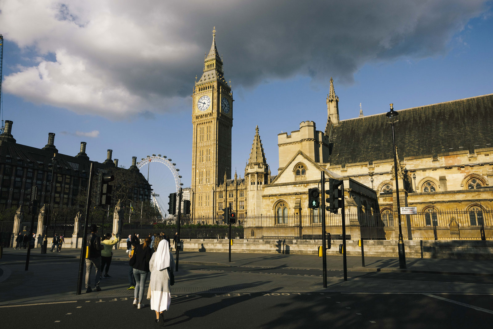 Sor Carmen Lacunza spaziert vor das britische Parlament, nachdem sie im Krankenhaus Feierabend gemacht hat. 20.05.2023, London, England, Großbritannien © 2023 Nerea Lakuntza