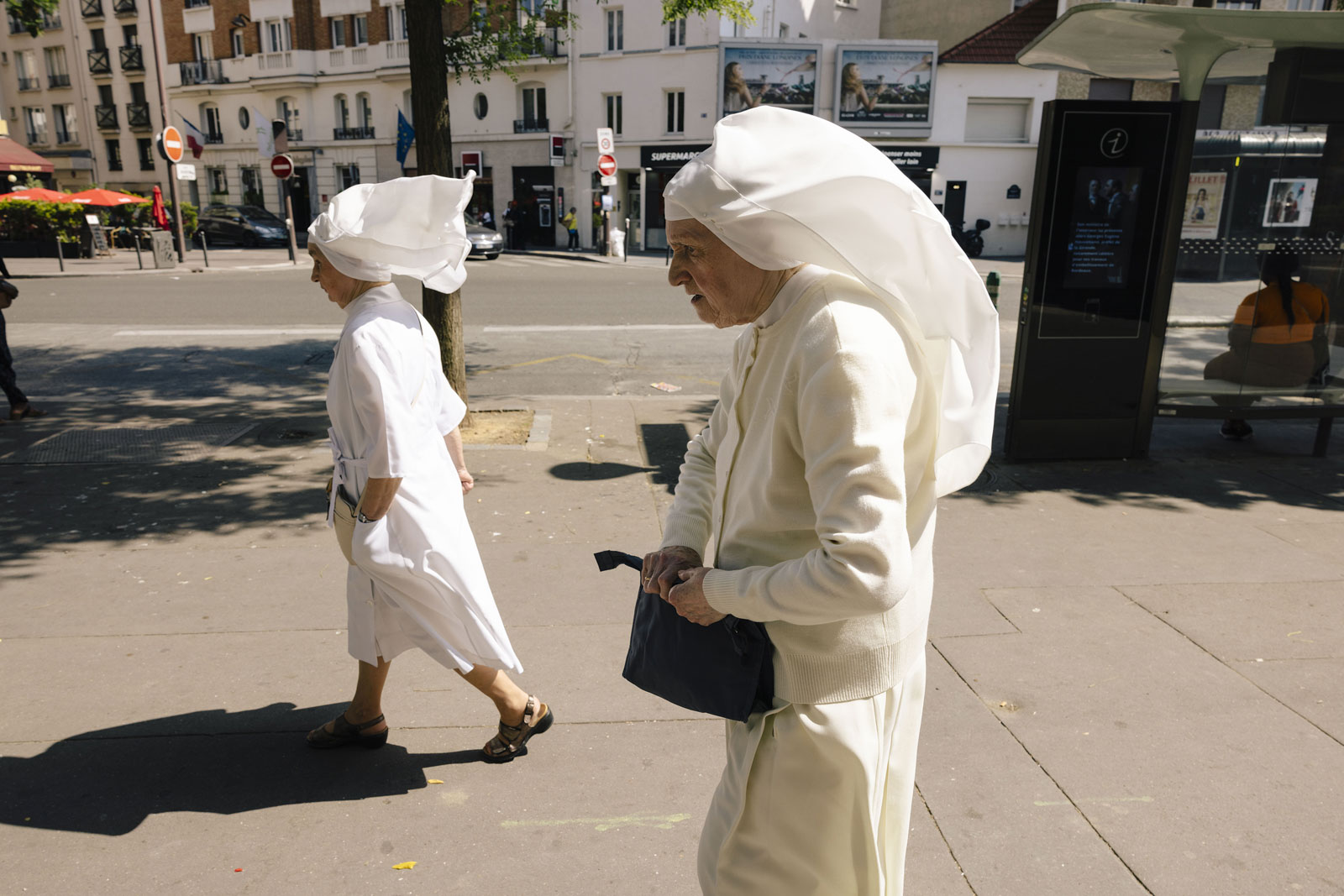 Sor Piedad Lacunza (Balbina Lacunza) und andere Nonnen verlassen das Kloster, um einen Zahnarzt zu besuchen. 13.06.2023, Paris, Frankreich © 2023 Nerea Lakuntza