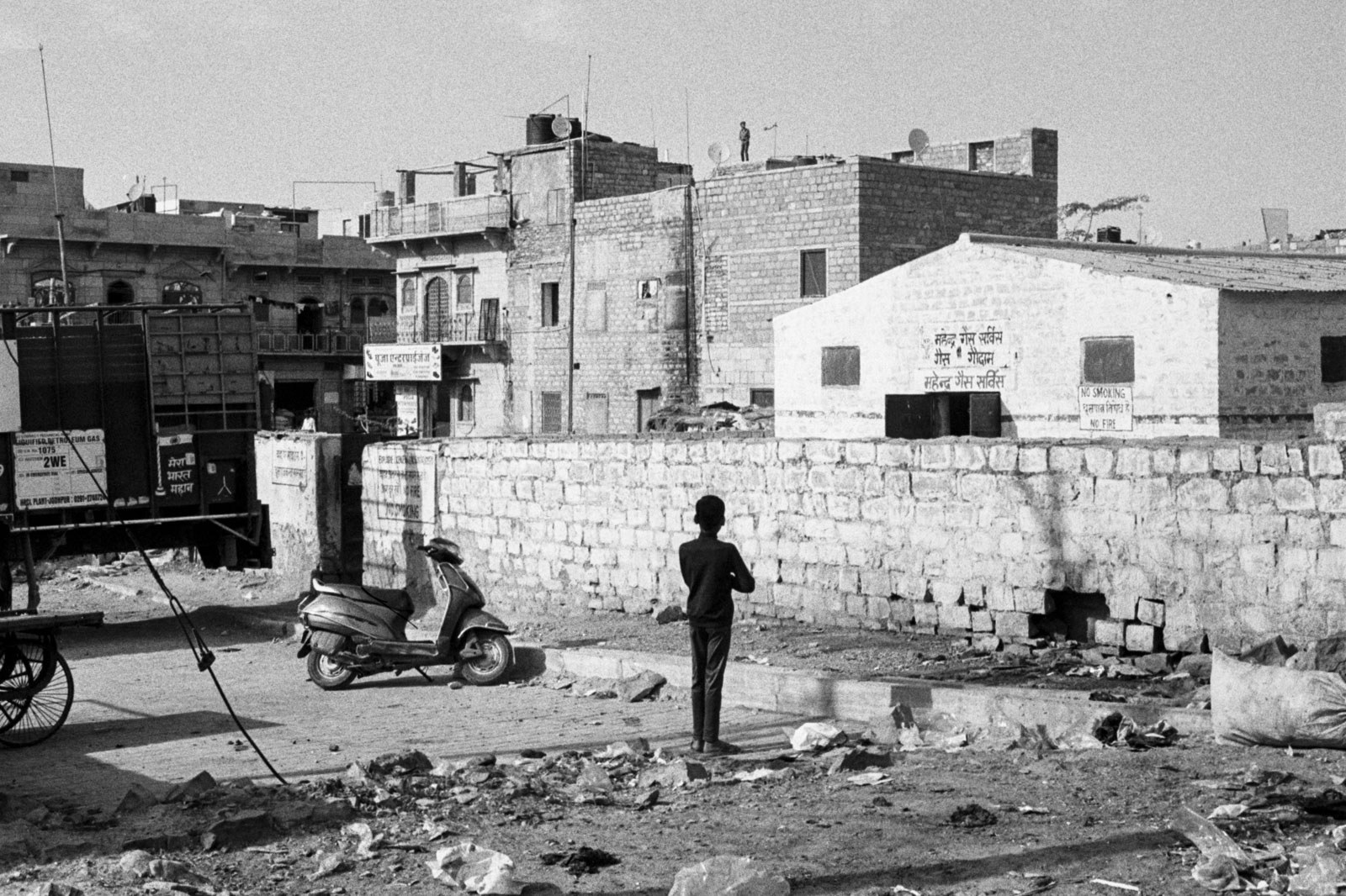 Eine Sammlung von Bildern, die ich auf Reisen fotografierte. Ein Knabe beobachtet einen Jungen auf dem Dach, 20.12.2023, Jaisalmer Indien, © 2023 Niklas Thalmann