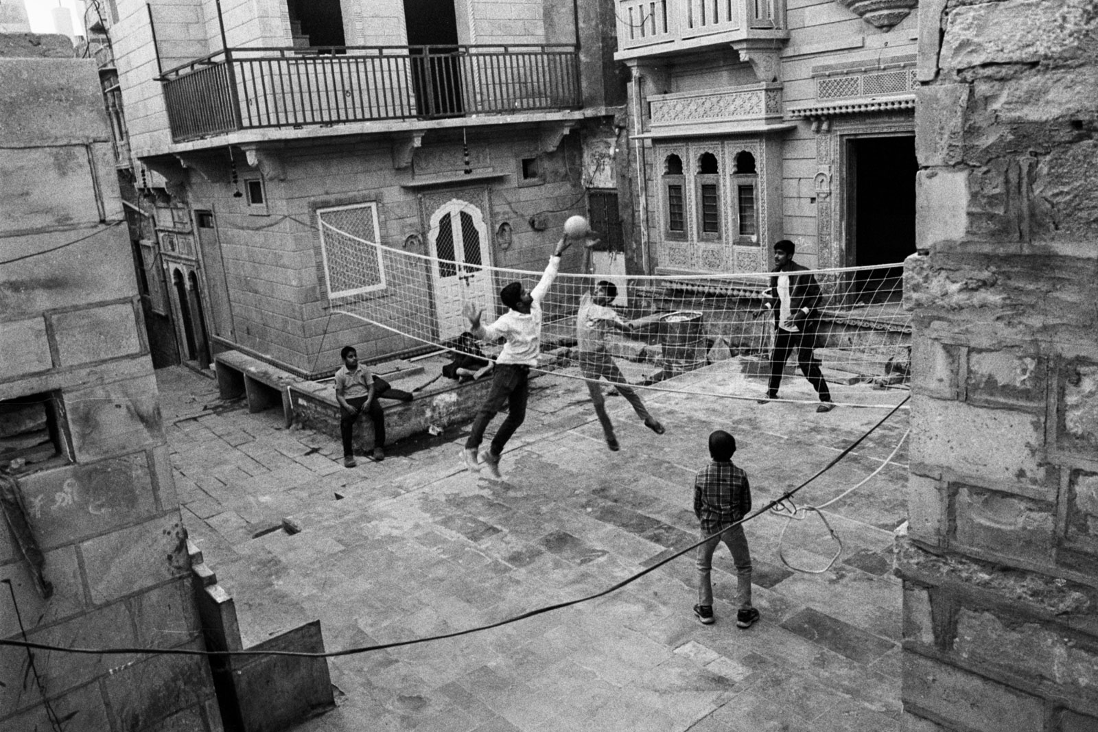 Eine Reise durch Nord-Indien, Knaben spielen Volleyball in den Gassen der Jaisalmer Fort, 17.12.2023, Jaisalmer Indien, © 2023 Niklas Thalmann