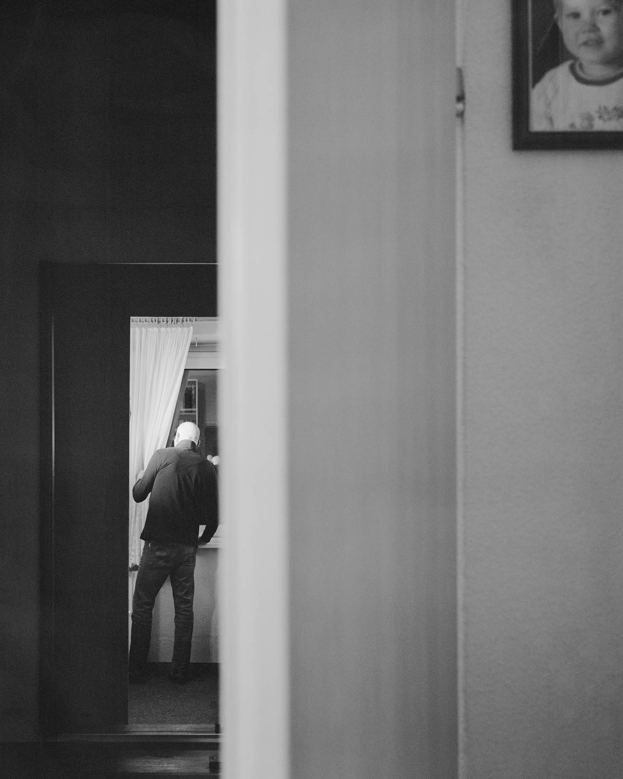 Mein Opa blickt aus dem Fenster. 15.05.2024, Berlin, Deutschland, © 2024 Robert Kwaß