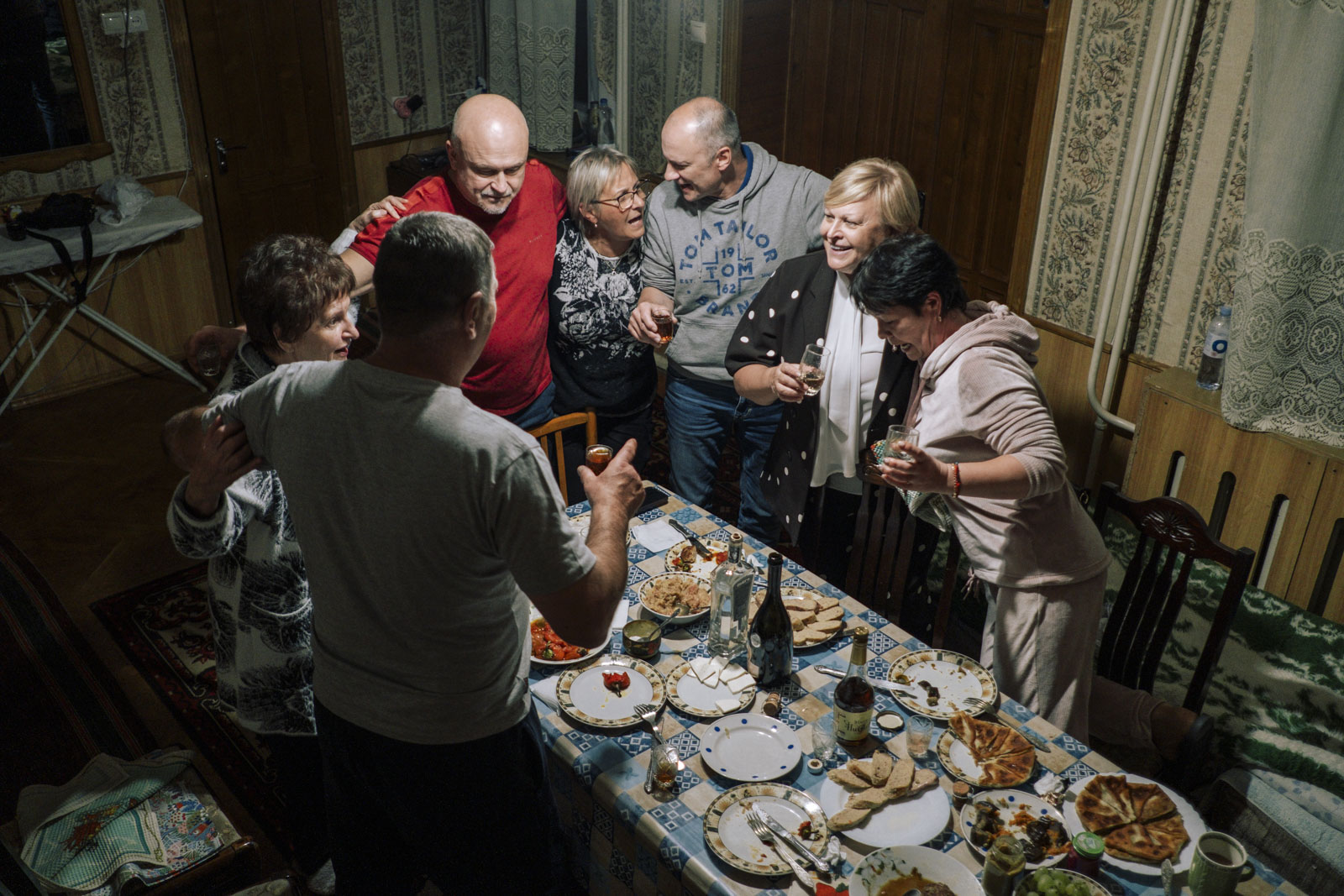 Familie und Freunde treffen sich im Haus der Grossmutter des Fotografen. 28.08.2023, Transnistrien, Republik Moldau, © 2023 Serghei Duve