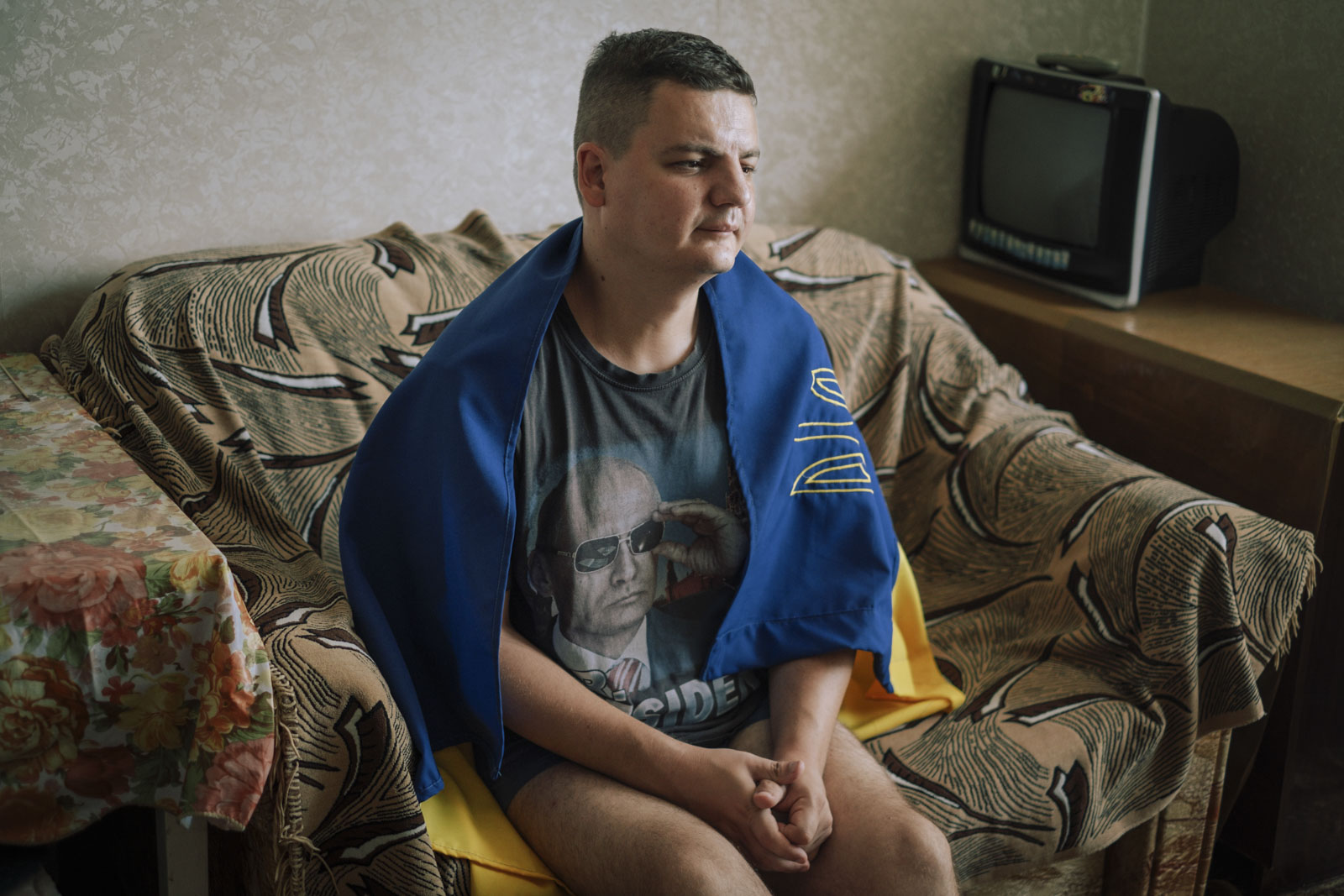 Valera auf seinem Sofa im Wohnzimmer. Er diente dem russischen Militär in St. Petersburg, entschied sich jedoch, bei Start des Angriffskriegs von Russland auf die Ukraine, nach Tiraspol zurückzukehren. Viele seiner Verwandten leben in der Ukraine und in einem Krieg gegen deren Heimatland wollte er nicht kämpfen.
27.08.2023, Transnistrien, Republik Moldau, © 2023 Serghei Duve
