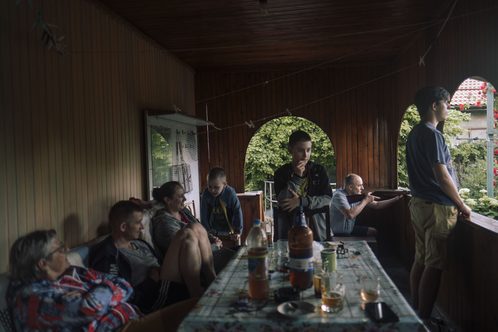Zielschiessen auf der Terrasse des Hauses mit dem Luftgewehr. 02.06.2024, Transnistrien, Republik Moldau, © 2024 Serghei Duve