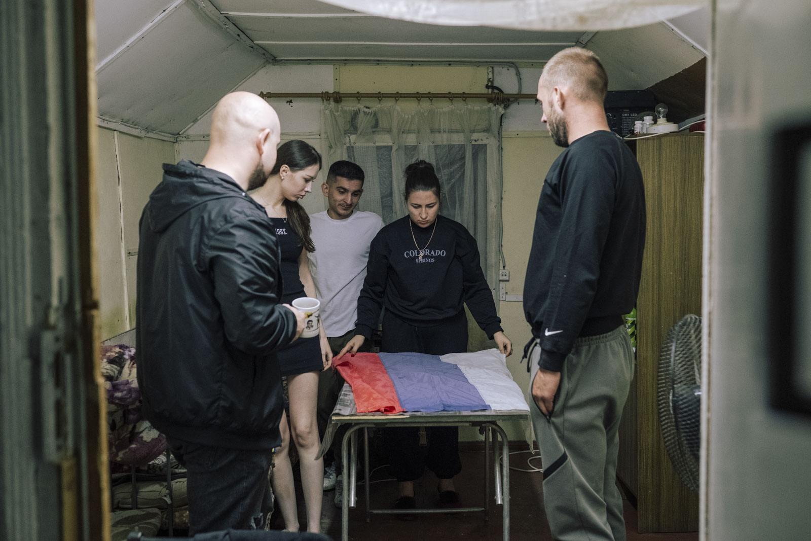 Der Cousin des Fotografen Ivan und seine Freunde Kristina, Awad, Ramida und Anatoli decken den Tisch im russischen Feriencamp «Roter Stern». Awad arbeitet für das russische Militär in Transnistrien. Seine Aufgabe war es das Feriencamp zu bewachen. 17.09.2024, Transnistrien, Republik Moldau, © 2024 Serghei Duve