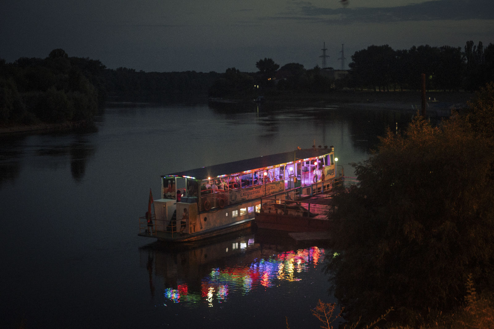 Schiff auf dem Dnestr. Der Fluss, der dem De Facto-Staat seinem Namen gibt. 18.08.2023, Transnistrien, Republik Moldau, © 2023 Serghei Duve